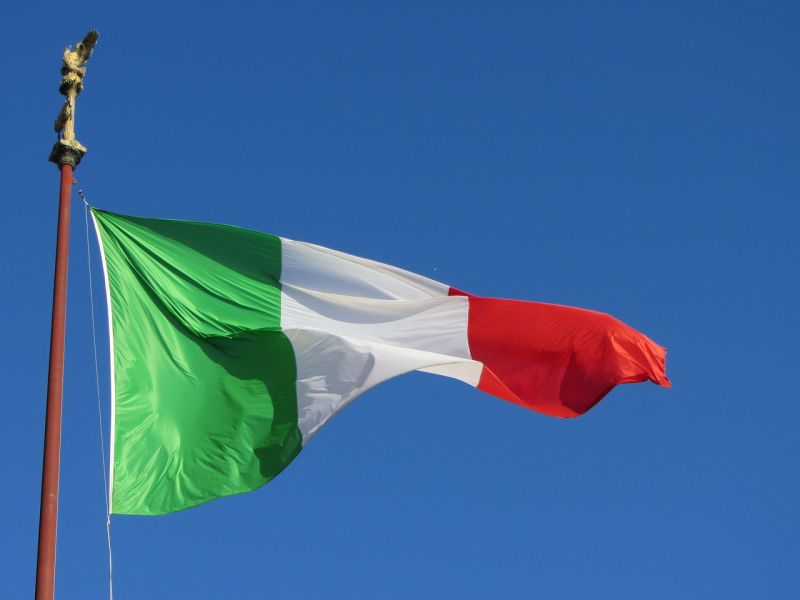 ▲義大利議會近日通過一項新法規，加強電動車充電網絡建設，新一代充電樁將遍布義大利全境，預計在2025年達到5000個。示意圖。（圖／美聯社／達志影像）
