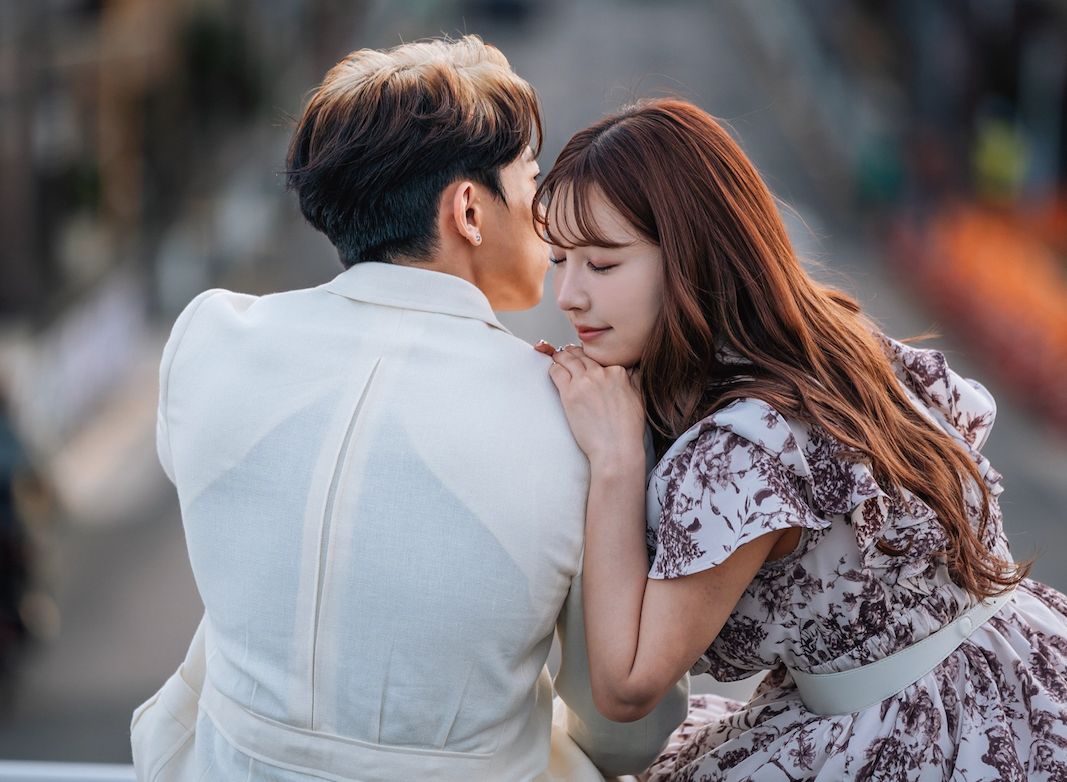 ▲Tyson Yoshi（左）推出新歌〈BE MINE〉，MV找來三上悠亞演出。（圖／Just Kidding Ltd. 提供）