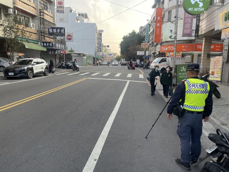 ▲台中市警察局今天執行全國同步取締路口不停讓行人勤務，首日到下午6時止共取締112件；至於今年1到4月共取締1萬1390件，比去年同期增加1萬573件。（圖／中央社）