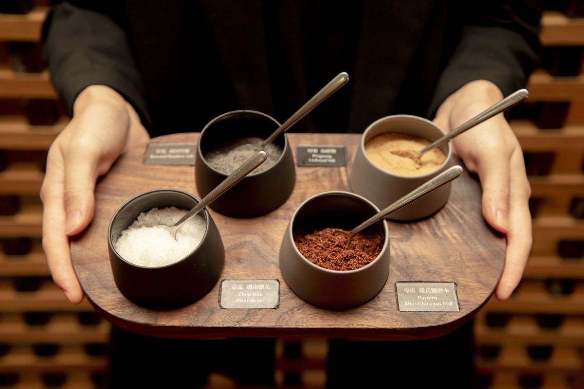 ▲台北晶華酒店將與洲南鹽場及在地製鹽職人合作，Robin’s Grills牛排屋將會有7款在地鹽品，由專業的「侍鹽師」服務介紹。（圖／晶華酒店提供）