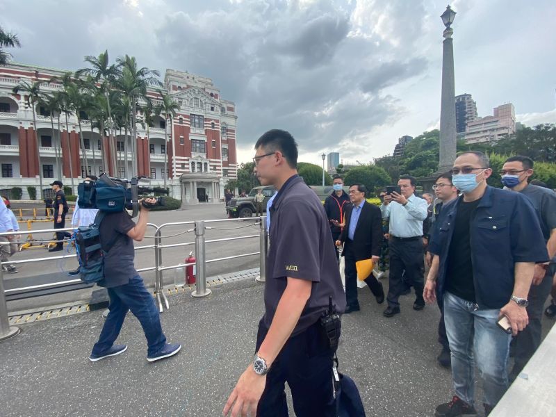 ▲陳水扁杵著拐杖從台北賓館步行至總統府前遞交請願書，受訪時強調自己重返凱道，是為了行使這輩子第一次的請願權。（圖／記者陳威叡攝，2023.05.02）