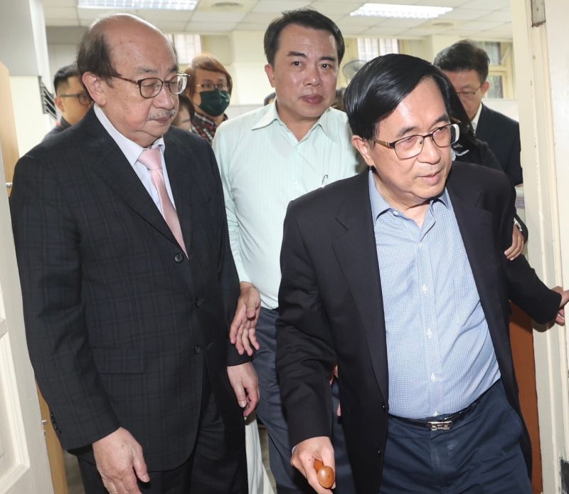 ▲前總統陳水扁上周赴立法院拜會朝野黨團,反對《選罷法》修法將洗錢罪納入終身褫奪公權,為此民進黨團將擇日進行討論,做出最後定奪。(圖/記者陳明中攝)