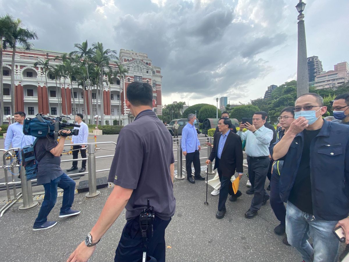 ▲陳水扁今日總統府前遞交請願書，隨後前往立法院拜會朝野黨團，被問及是否曾為此與賴清德溝通，他感嘆說「人家不想跟你講話，要熱臉貼冷屁股嗎？」（圖／記者陳威叡攝，2023.05.02）