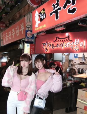 ▲棠娜（左）透露林襄（右）在韓國5天，每天都有人認出她、想合照，不過有一名粉絲不小心叫錯林襄的名字，叫成「林囊」。（圖／翻攝棠娜IG）