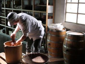 ▲《我在工場拍拍手》首集《台灣國酒-米酒》單元。圖為釀酒師。（圖／公視提供）