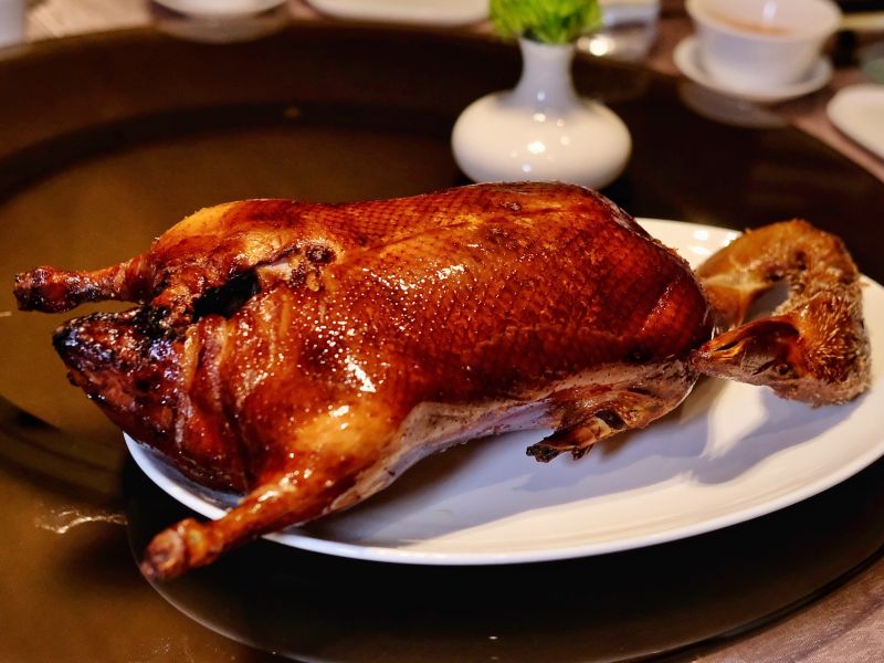 ▲台北晶華酒店的晶華軒餐廳選擇彰化在地產的「玉露鴨」做成烤鴨，皮脆肉甜帶有穀物清香。（圖／記者葉盛耀攝）