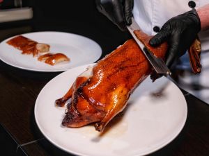 ▲台中李方艾美酒店3樓的樂美中餐廳Le Mei中餐廳，也吃得到烤鴨，選用重量達3.5公斤的櫻桃鴨。（圖／記者葉盛耀攝）