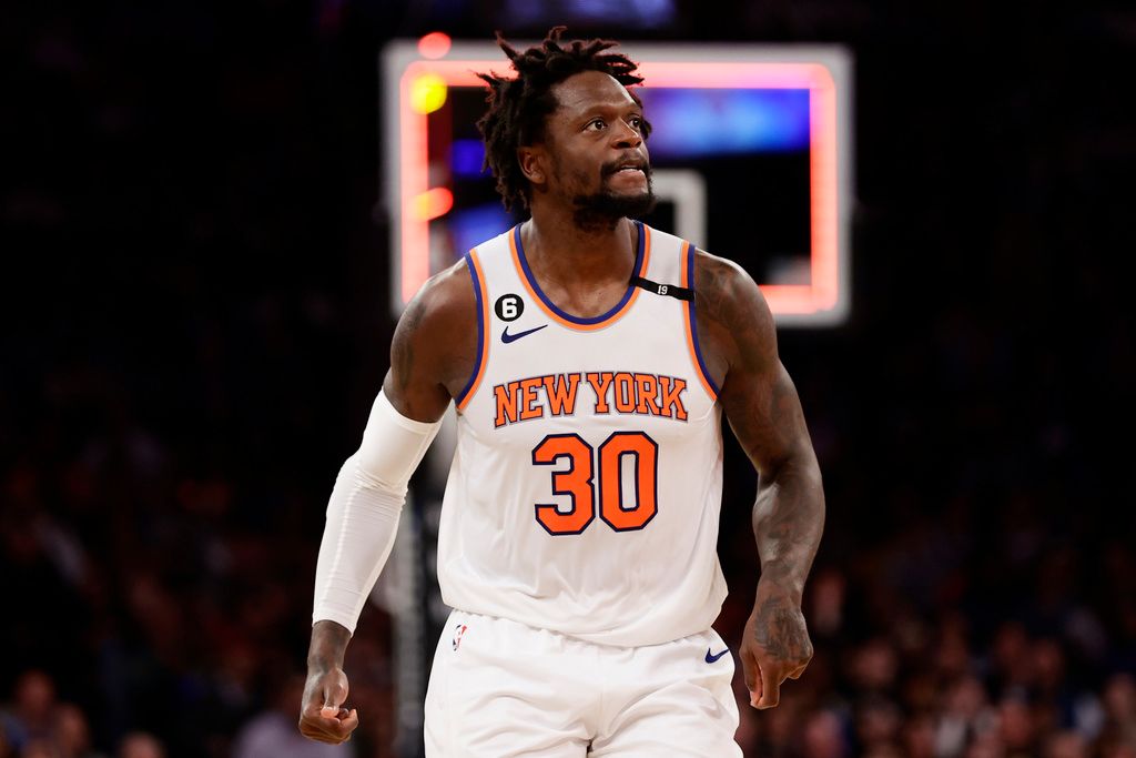 ▲紐約尼克當家明星前鋒Julius Randle，在日前對陣邁阿密熱火比賽中，弄傷右肩導致脫臼，在檢查結果出爐後確定缺席數周進行休養。（圖／美聯社／達志影像）