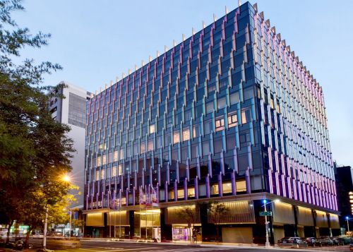 ▲多家飯店因應台北國際旅展而推出線上旅展優惠，其中雲朗觀光集團推出「雲朗聯合住宿券」，每張2,200元，使用1張聯合住宿券可於平日入住翰品酒店高雄一晚。（圖／翻攝翰品酒店臉書）