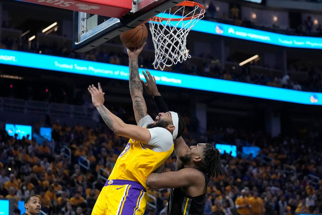 ▲Anthony Davis今主宰禁區，轟下30分、23籃板，終場湖人117：112級敗勇士。（圖／美聯社／達志影像）