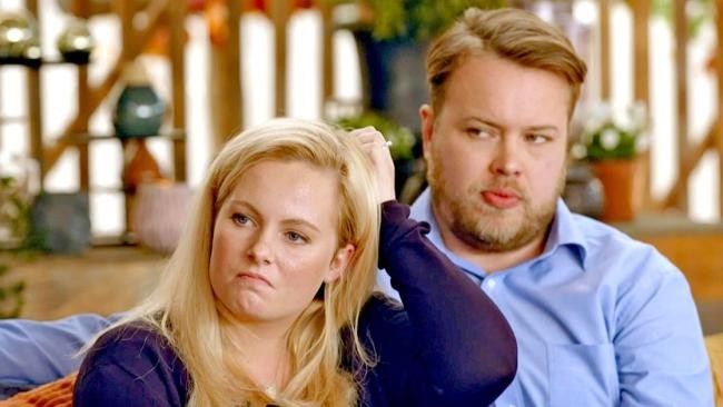 ▲丹妮．厄絲金（左）開車時遭受酒駕撞擊，被安全氣囊重擊頭部，導致頭骨碎裂。（圖／推特）