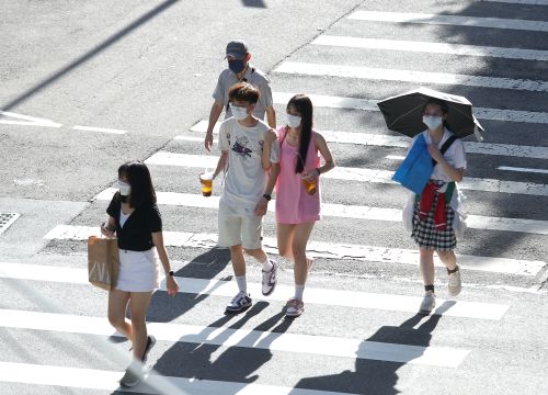 ▲今（3）日中午，高雄飆出最高溫攝氏37.4度，預計明後兩天還會更熱。（圖／記者陳明中攝）