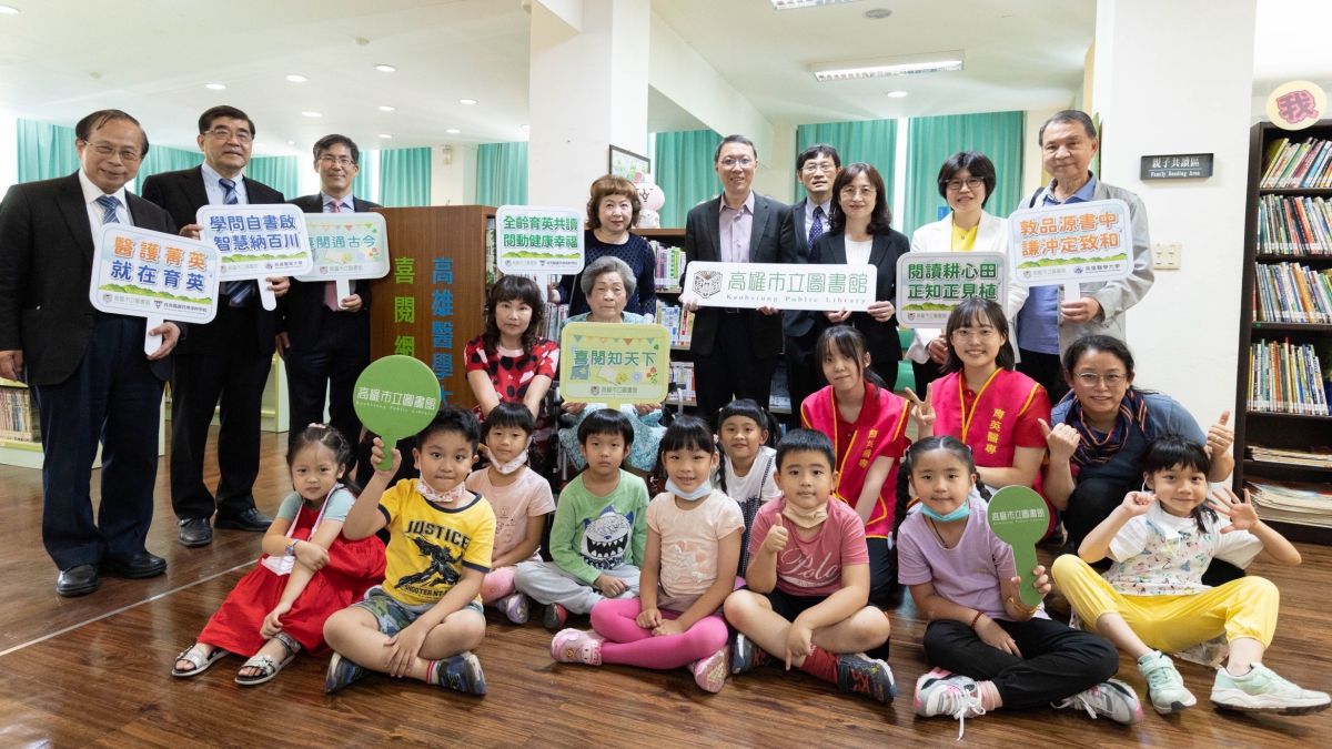 ▲「全齡共讀、閱動健康」主題館，滿足國小學童及樂齡族群閱讀需求。（圖／高市圖提供）