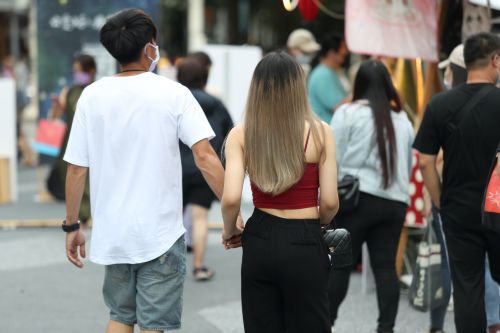 ▲夏天戶外活動或走在街頭容易大汗淋漓，專家建議穿著化纖排汗衣物時仍應隨身擦乾汗水，避免皮脂長時間留在布料上產生異味。（示意圖／NOWNEWS資料照）