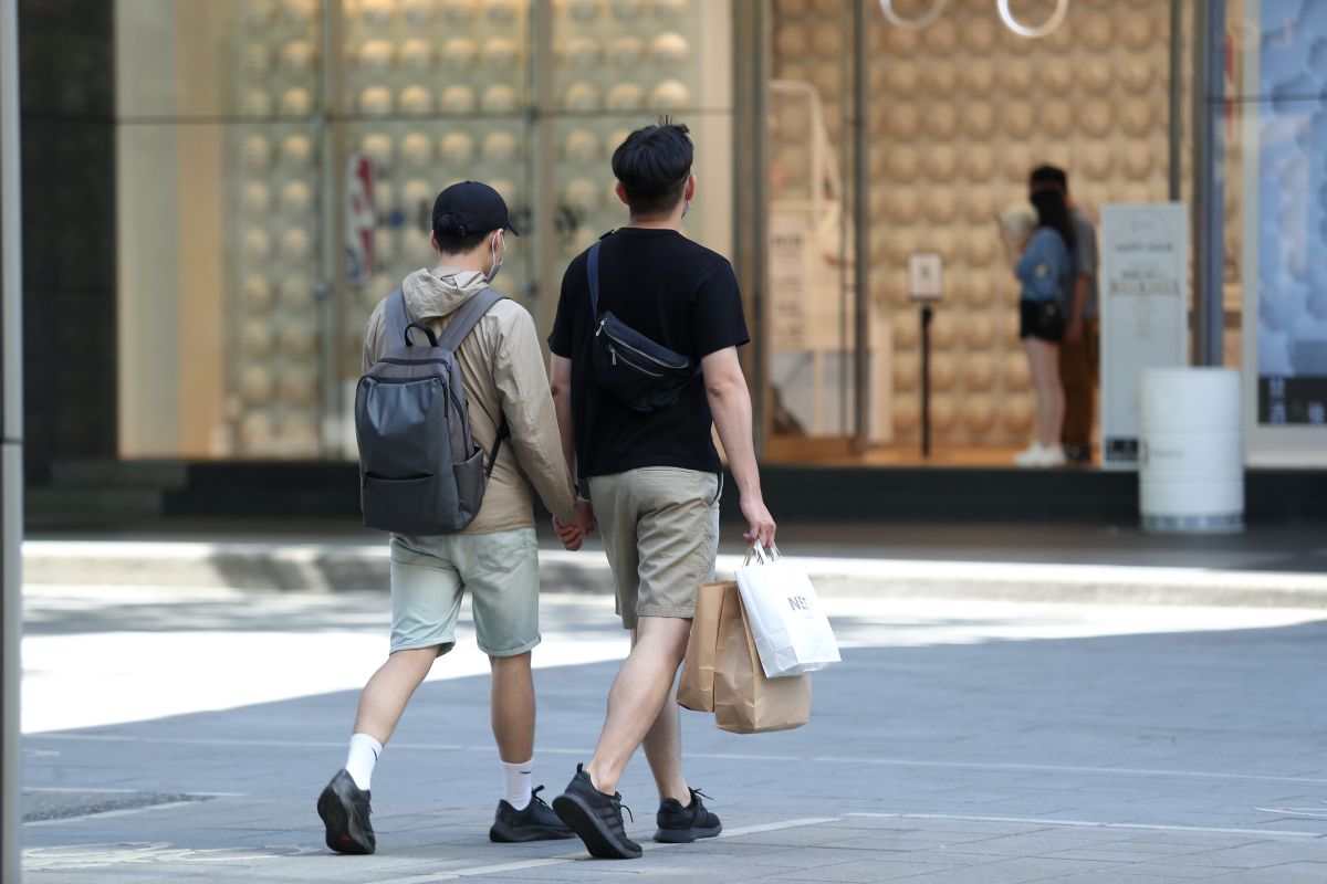 ▲明（11）日把握最後好天氣，南高屏局部高溫上看攝氏36度，到了母親節（12日）鋒面撲台，越晚天氣越差。（圖／記者陳明中攝）