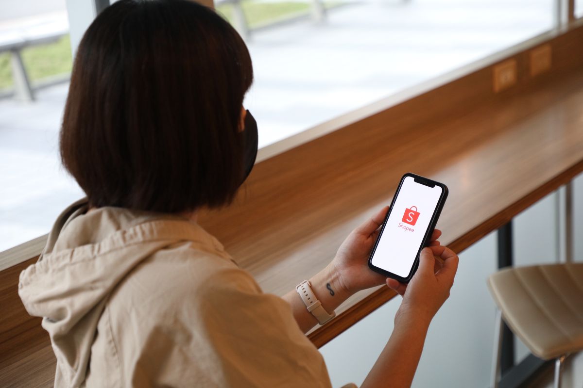 ▲現代人越來越喜歡利用網購模式購物，在台灣又以使用蝦皮購物的民眾最為眾多。（圖／記者陳明中攝）