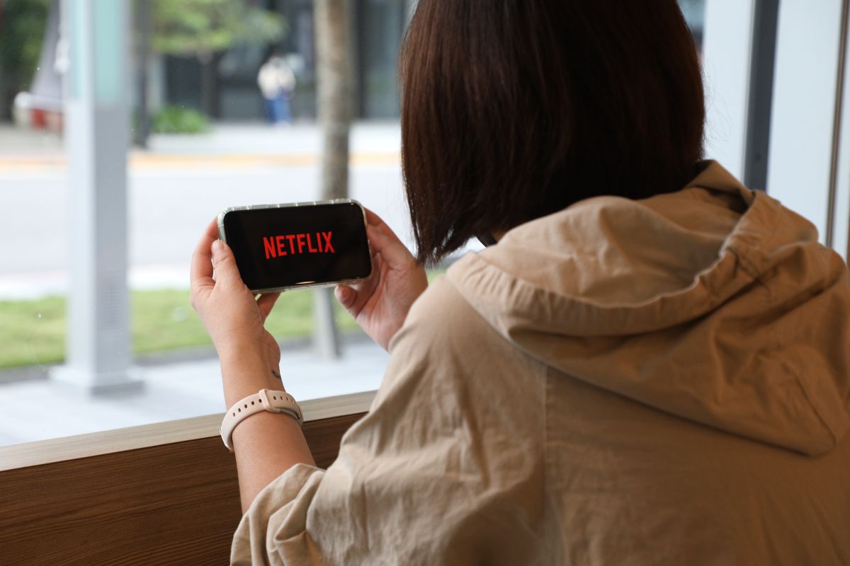 ▲愛追劇的民眾注意了，不少患者從脖子一路痛到頭，竟是「枕神經疼痛」，尤其女性更容易發生。（示意圖／記者陳明中攝）