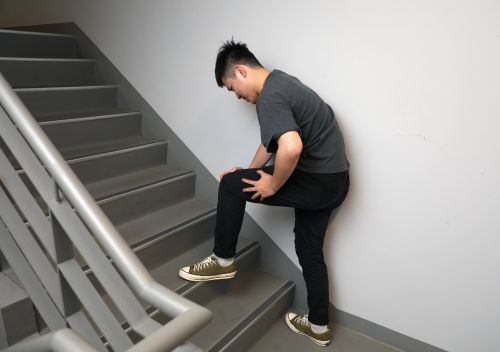 ▲健康配圖、保健、膝蓋、腳痛、爬樓梯。（圖／記者陳明中攝）
