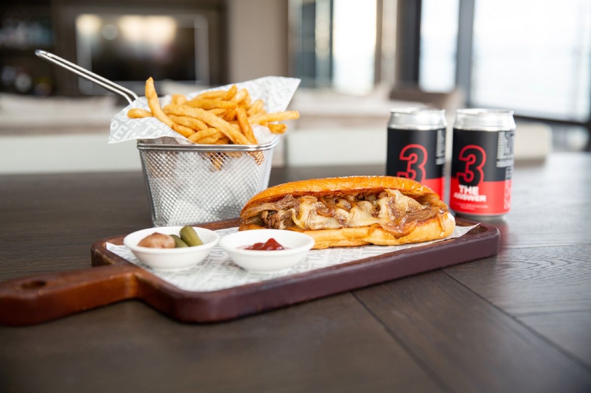 ▲台北萬豪酒店為迎接艾佛森而特製的費城起士牛肉三明治套餐，廣大粉絲們也可嘗到，5/10至6/30將推出。（圖／台北萬豪提供）