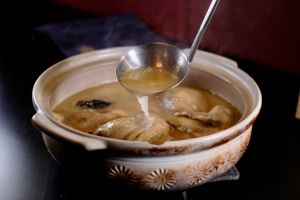 ▲相較西式湯，中式湯品往往菜名內蘊，但一上桌就會讓人看到湯裡有許多好料。（圖／記者葉盛耀攝）