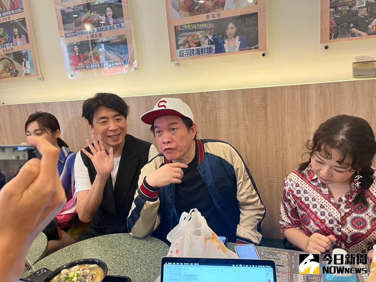 ▲康康（右二）談遭詐騙500萬事件。（圖／記者侯家瑜攝）