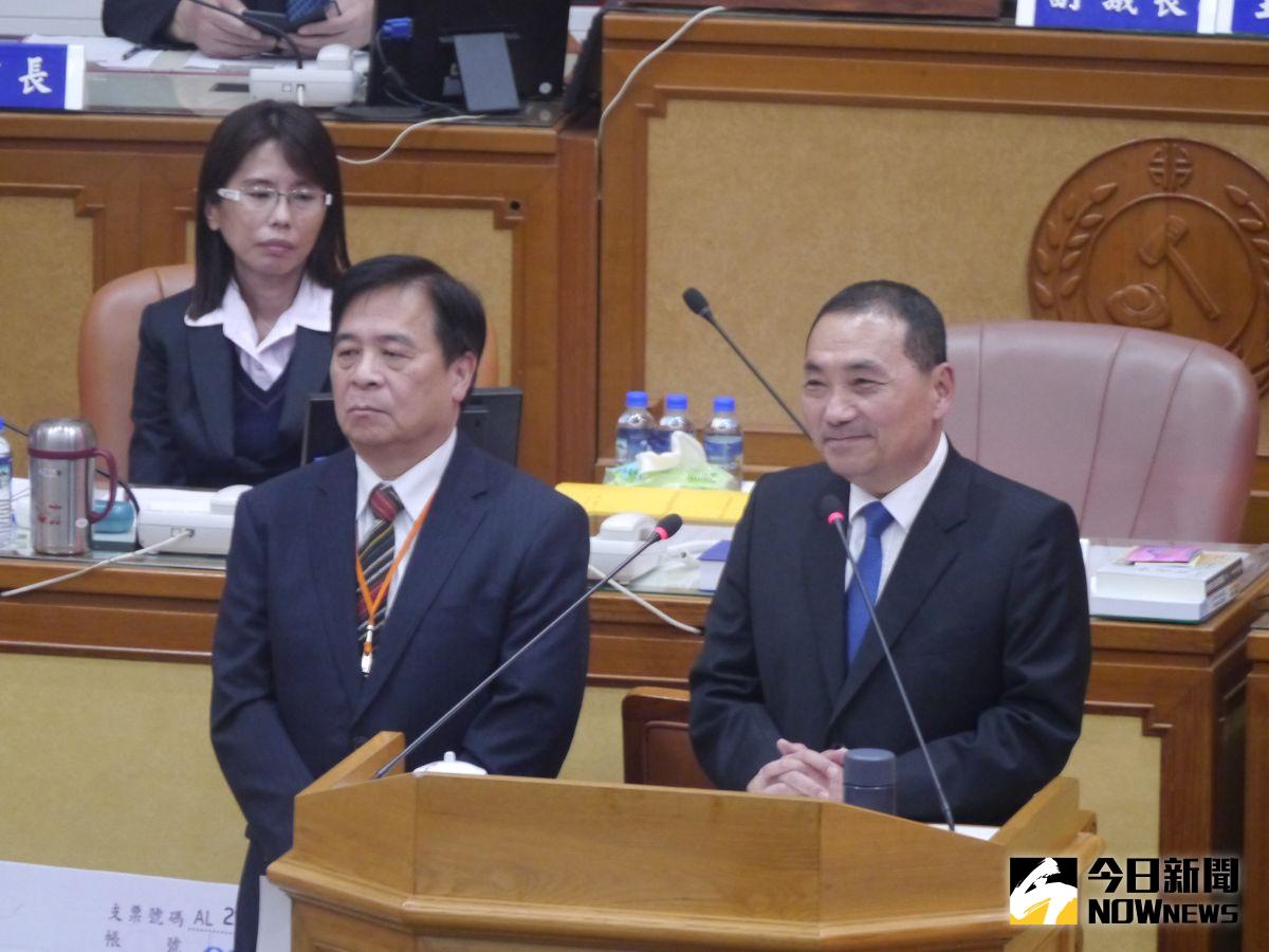 ▲對於推動林口輕軌接駁機捷提升運量，侯友宜備詢說等1200交通月票上路後評估。（圖 ／記者吳嘉億攝，2023.05.03）