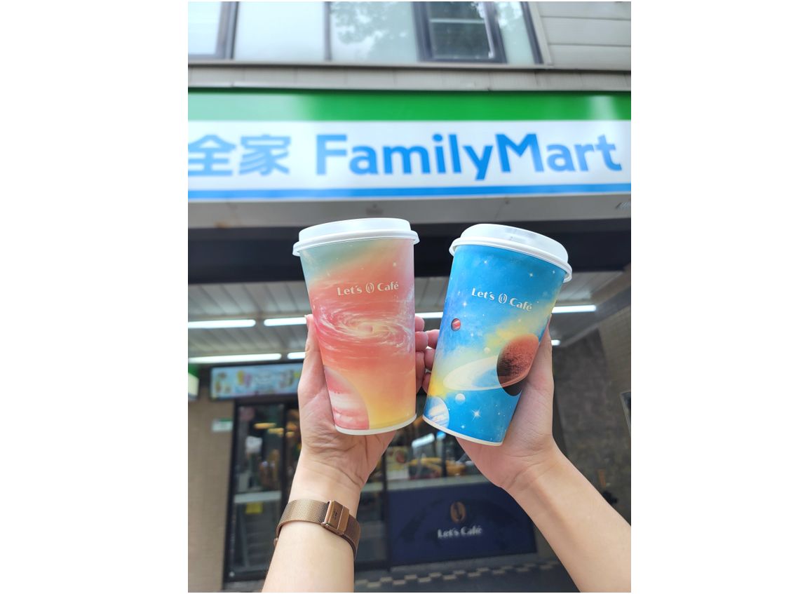 ▲全家超商推出冰咖宇宙計畫，獨家設計了夏季限定的兩款宇宙杯。(圖/品牌提供)