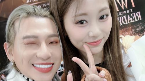 ▲嘻小瓜（左）分享去南韓首爾看TWICE演唱會，還曝光愛徒周子瑜（右）私下貼心又溫暖的舉動。（圖／嘻小瓜FB）