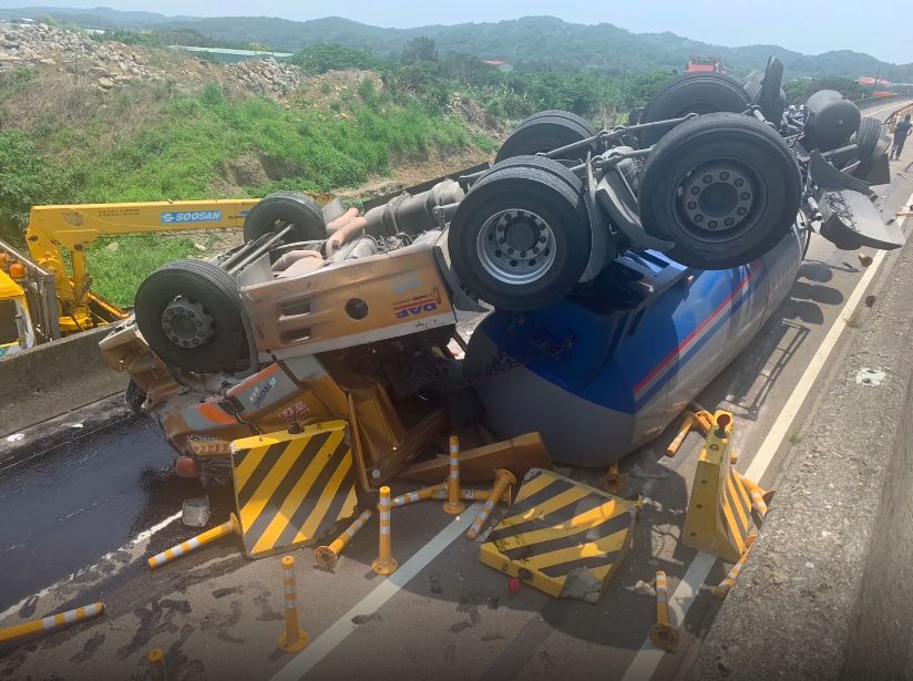 ▲西濱公路發生槽車翻覆意外。（圖／翻攝自記者爆料網）