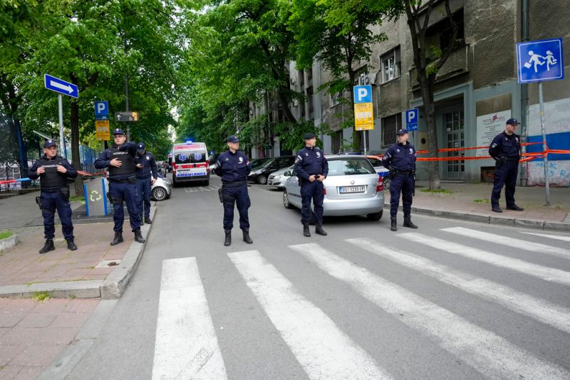 ▲塞爾維亞首都貝爾格勒（Belgrade）3日驚傳校園大規模槍擊案，一位14歲的男學生，在校內開槍掃射，造成至少8位學生、1位保全喪命。（圖／美聯社／達志影像）