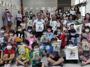 中華醫大舉辦「奶奶的裁縫車」繪本分享暨原插畫展
