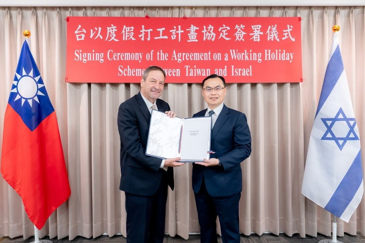 ▲外交部亞西及非洲司司長賀忠義大使與駐台北以色列經濟文化辦事處代表柯思畢（Omer Caspi）於簽署「台以度假打工計畫協定」後合影。（圖／外交部）