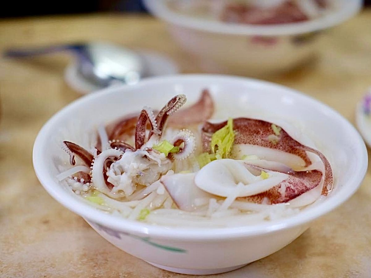 ▲台南的「葉家小卷米粉」於今年元旦後暫停營業，今日終於再度開幕，招牌的小卷米粉，湯甜、米粉Q、小卷厚實。（圖／記者葉盛耀攝）