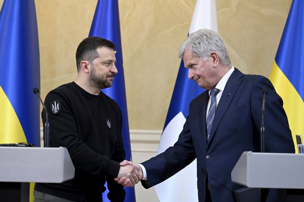 ▲烏克蘭總統澤倫斯基（Volodymyr Zelenskyy）3日出訪芬蘭，與芬蘭總統尼尼斯托（Sauli Niinisto）展開會談。（圖／美聯社／達志影像）