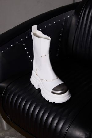 ▲CHARLES & KEITH X both獨家聯名系列鞋款，白色Jules真皮切爾西靴6790元。（圖／CHARLES & KEITH提供）