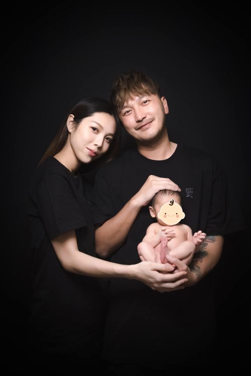 ▲KID（右）和Rita年初迎來第一胎兒子「木木」。（圖／翻攝自林柏昇KID臉書）