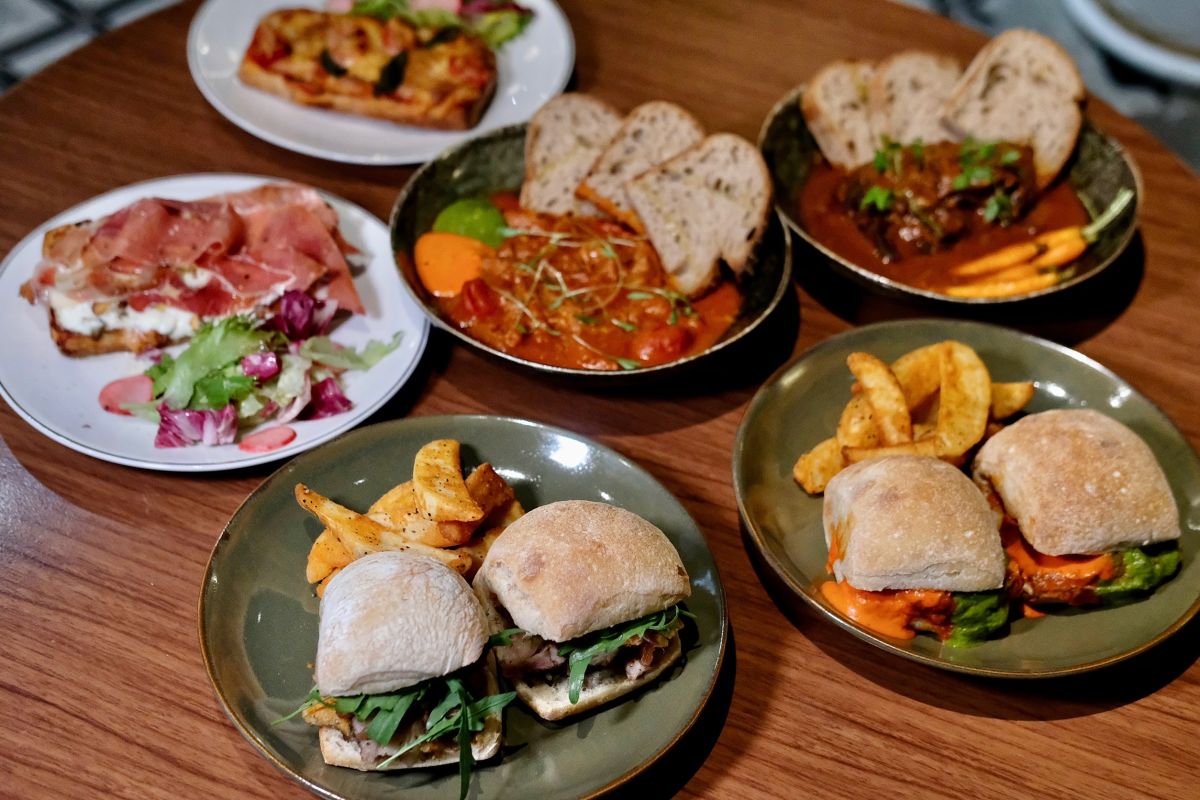 ▲PASTAIO新店分店推出全新限定菜單，增加牛肚包、燉牛肚、各式拖鞋披薩等義大利街頭小食。  （圖／記者葉盛耀攝）