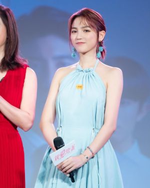 ▲▼Dora外型亮眼,近年從主持跨足演戲,表情不俗。(圖/翻攝自Dora謝雨芝臉書) ▲▼Dora外型亮眼,近年從主持跨足演戲,表情不俗。(圖/翻攝自Dora謝雨芝臉書)
