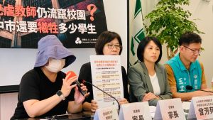 2度兒虐教師僅停聘一年 議員:歡迎全國不適任來台中? ▲受害家長表示,擔心陳師很快就會重回教育場域。。(圖/記者顏幸如攝,2023.05.04)