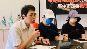 2度兒虐教師僅停聘一年 議員:歡迎全國不適任來台中? ▲彰師大助理教授魏培軒指出,陳師對孩子的霸凌行為,就算放在大人的職場都讓人難以接受。(圖/記者顏幸如攝,2023.05.04)