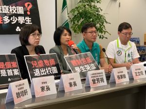 2度兒虐教師僅停聘一年 議員:歡迎全國不適任來台中? ▲張家銨指締造全國兒虐紀錄的老師,居然只被解聘一年,完全不符合比例原則。(圖/記者顏幸如攝,2023.05.04)