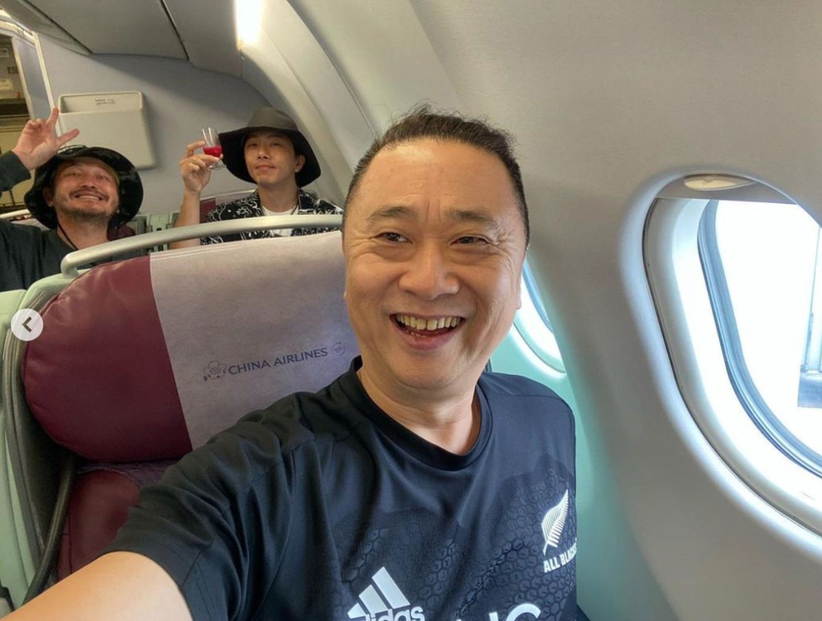 ▲邰智源（右起）在IG曬出與坤達和KID在飛機上的自拍，意外曝光拍攝地點在國外，網友們也紛紛在留言區瘋猜拍攝地點。（圖／翻攝邰智源IG）