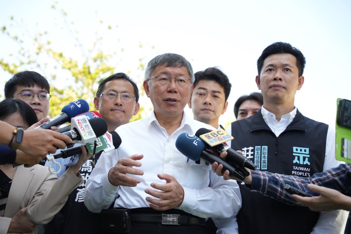 ▲民眾黨柯文哲參訪高雄市私立長照機構，並受訪。（圖／民眾黨提供）