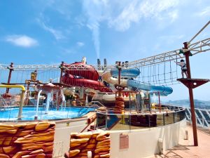 ▲MSC地中海榮耀號上的「亞利桑那水上樂園」，擁有 4 大泳池加上多條刺激滑水道。（圖／記者蕭涵云攝）