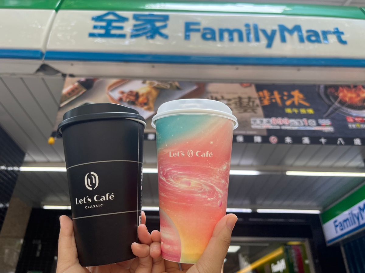 ▲全家世界環境日限定，若租借循環杯享有中杯經典拿鐵10元優惠價。（圖／記者鍾怡婷攝）