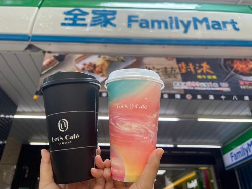 ▲全家本週優惠，特濃拿鐵、抹茶拿鐵買1送1。（圖／記者鍾怡婷攝）