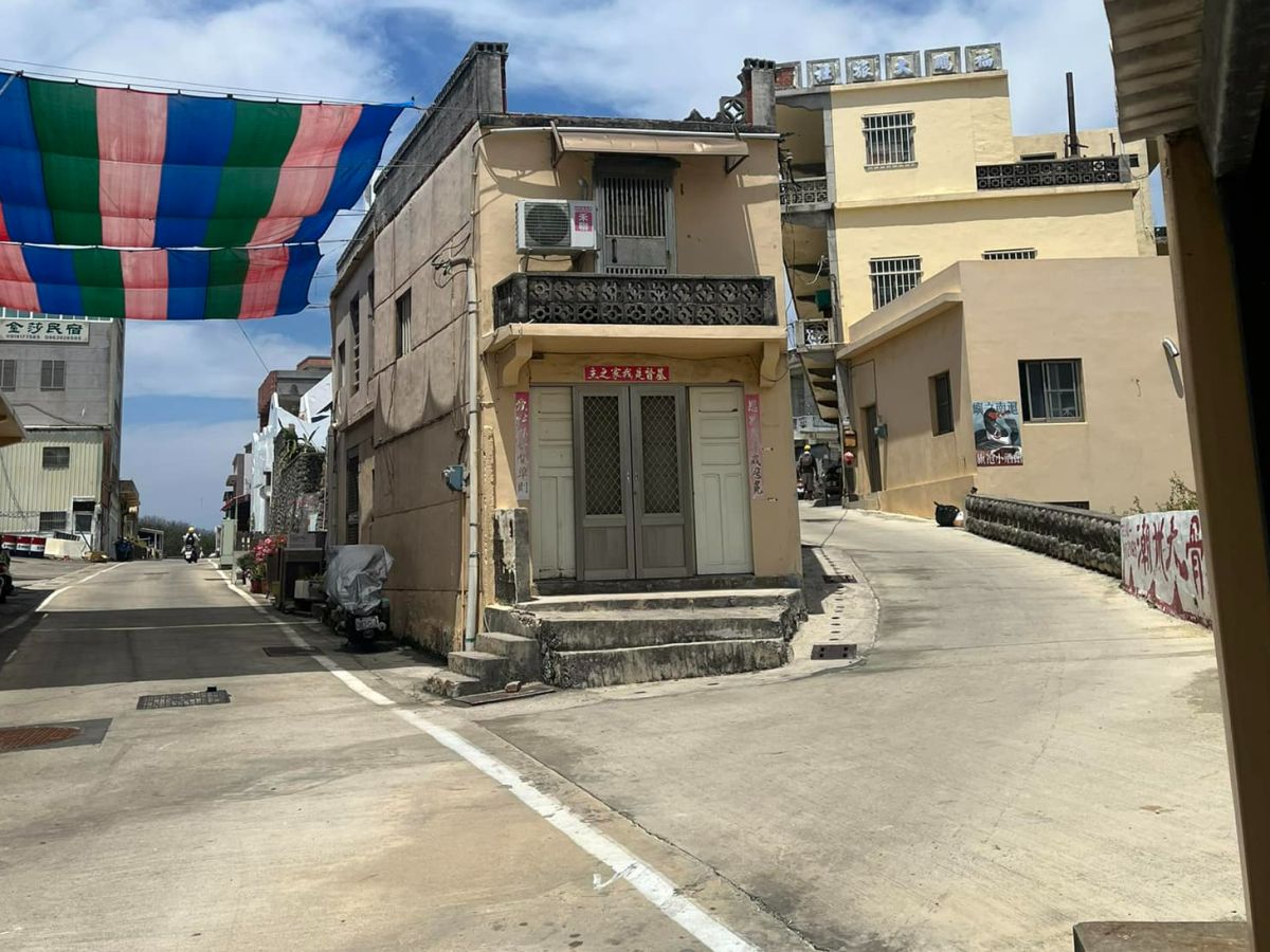 ▲經典第一人稱射擊遊戲CS知名「義大利巷戰」場景，竟與澎湖七美島上這處街景幾乎一模一樣。（圖／翻攝路上觀察學院臉書）