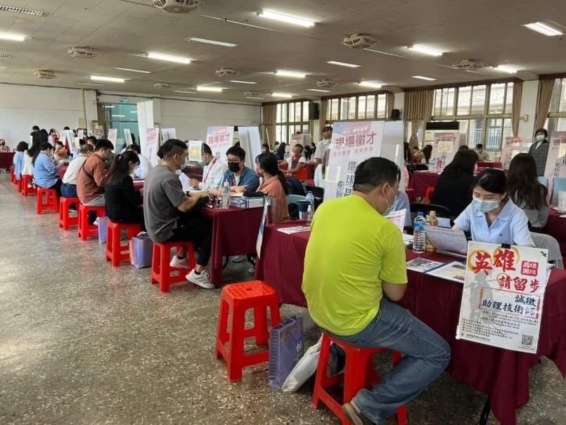▲勞動部勞動力發展署桃竹苗分署5月份在桃竹苗地區一連舉辦9場次徵才活動，釋出近萬個優質職缺，最高薪資上看100K，歡迎尋職朋友們踴躍參加。（圖／桃竹苗分署提供）