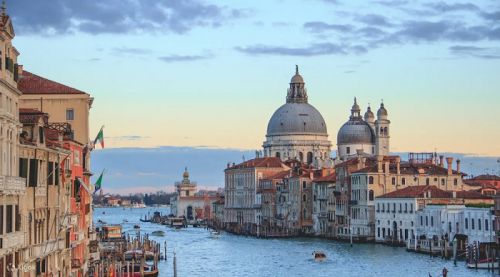 全球首例！威尼斯今起徵收「入城費」　居民抗議：樂園才會收門票
