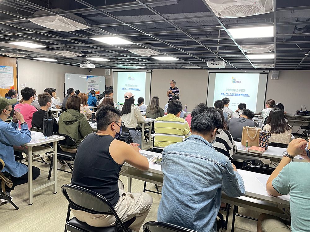 ▲九一有機生活館總經理黃景祥(站立者)鼓勵青年若有創業的想法，可先參加青年創業課程，儲備創業量能（圖／雲嘉南分署提供）